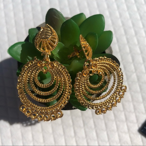 Beautiful timeless classic earrings 💛 - Picture 6 of 10
